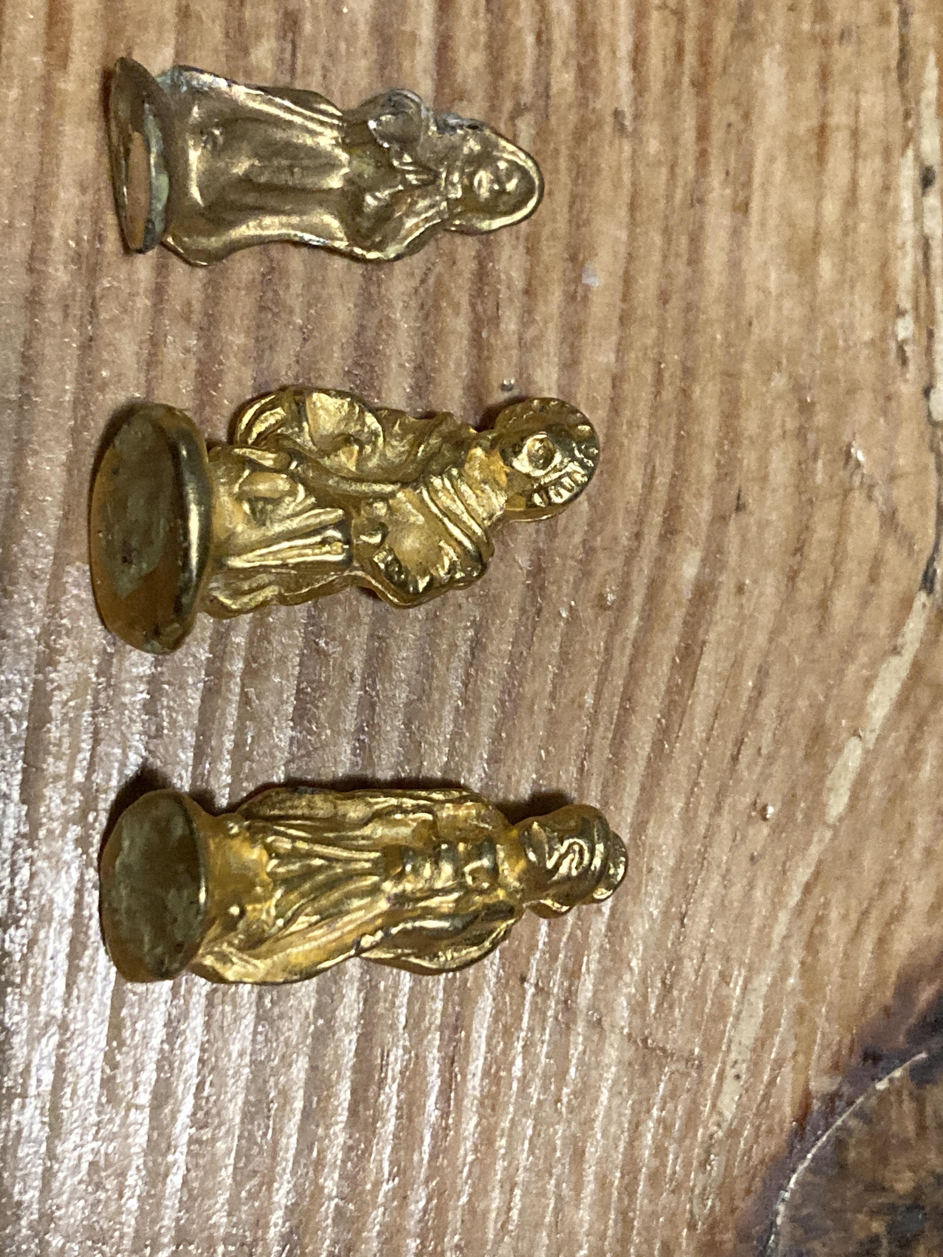 troc de troc lot 3 fèves métal doré santon image 0