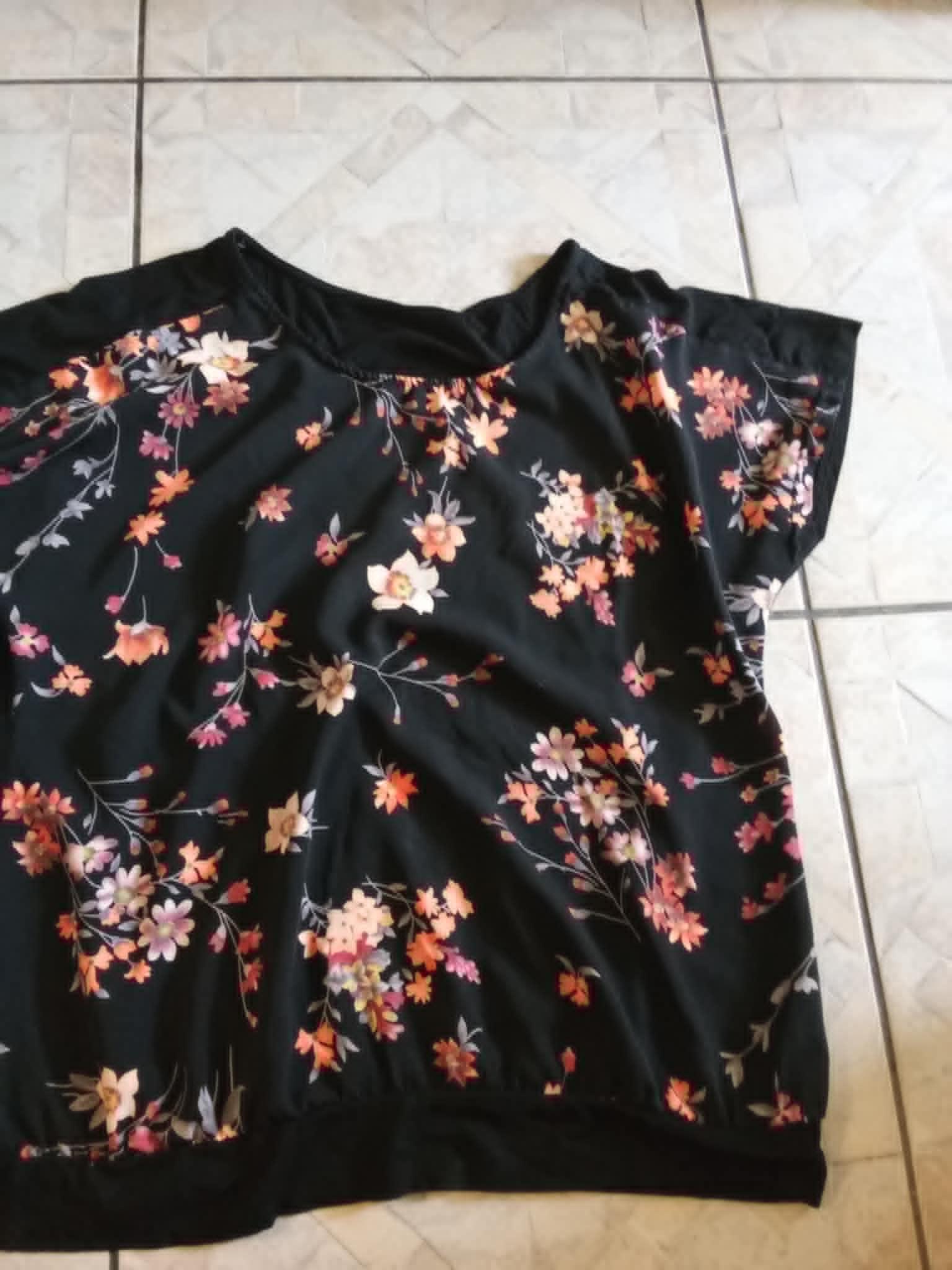 troc de troc tunique taille 46  fleur devant derriere noir image 0
