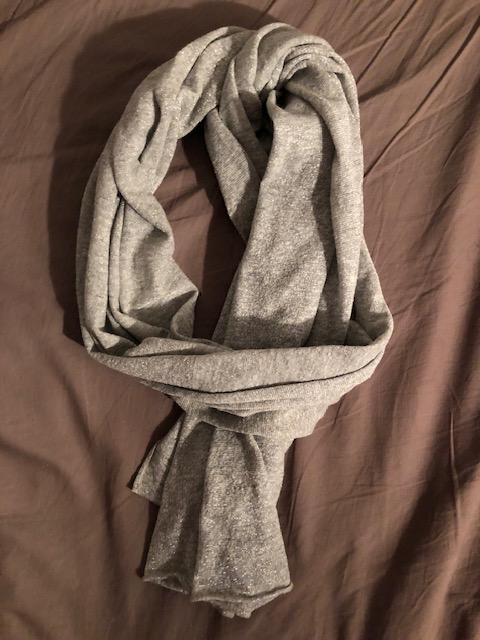 troc de troc écharpe gris clair petits points brillants image 0