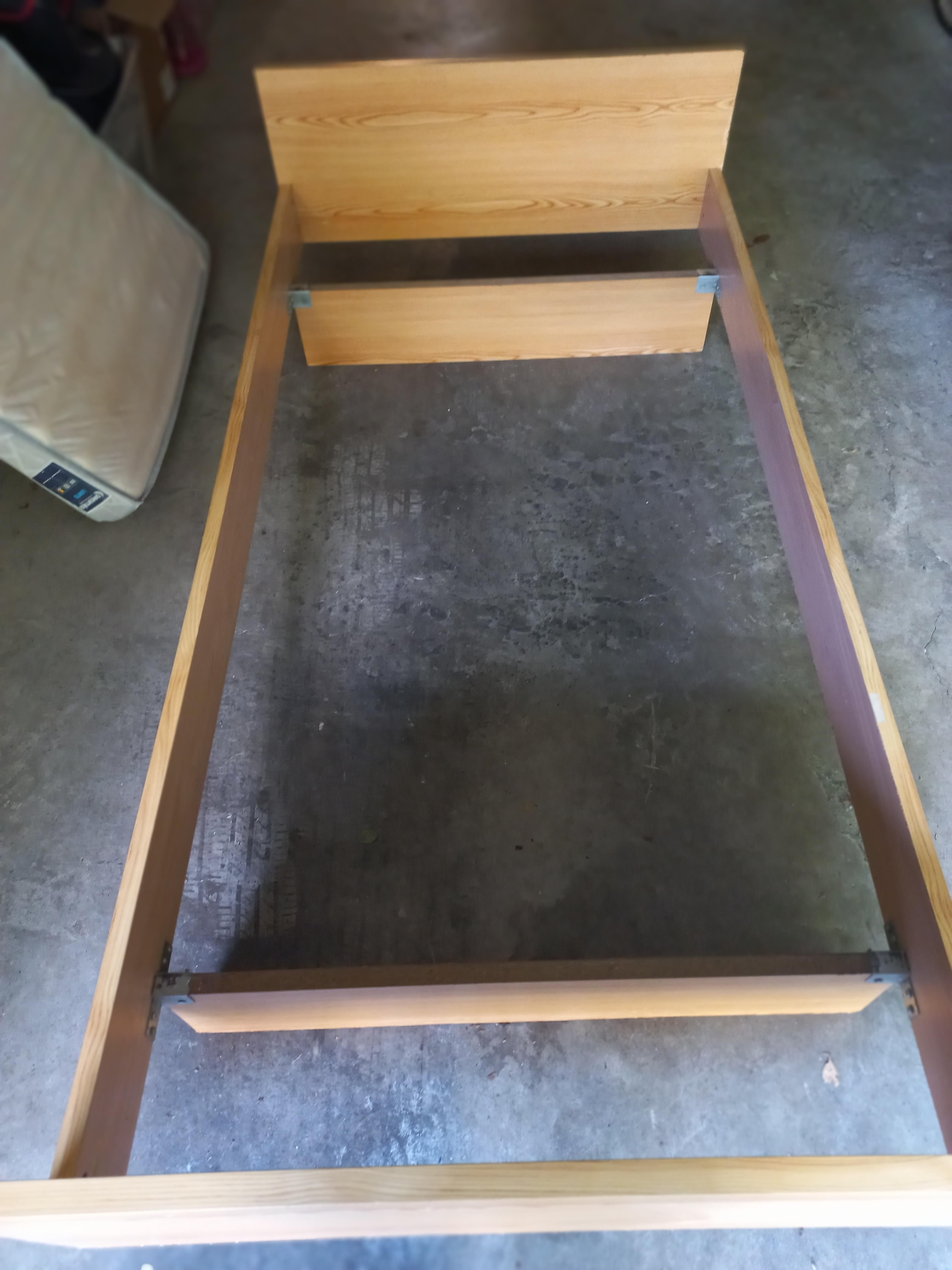 troc de troc lit une personne image 0