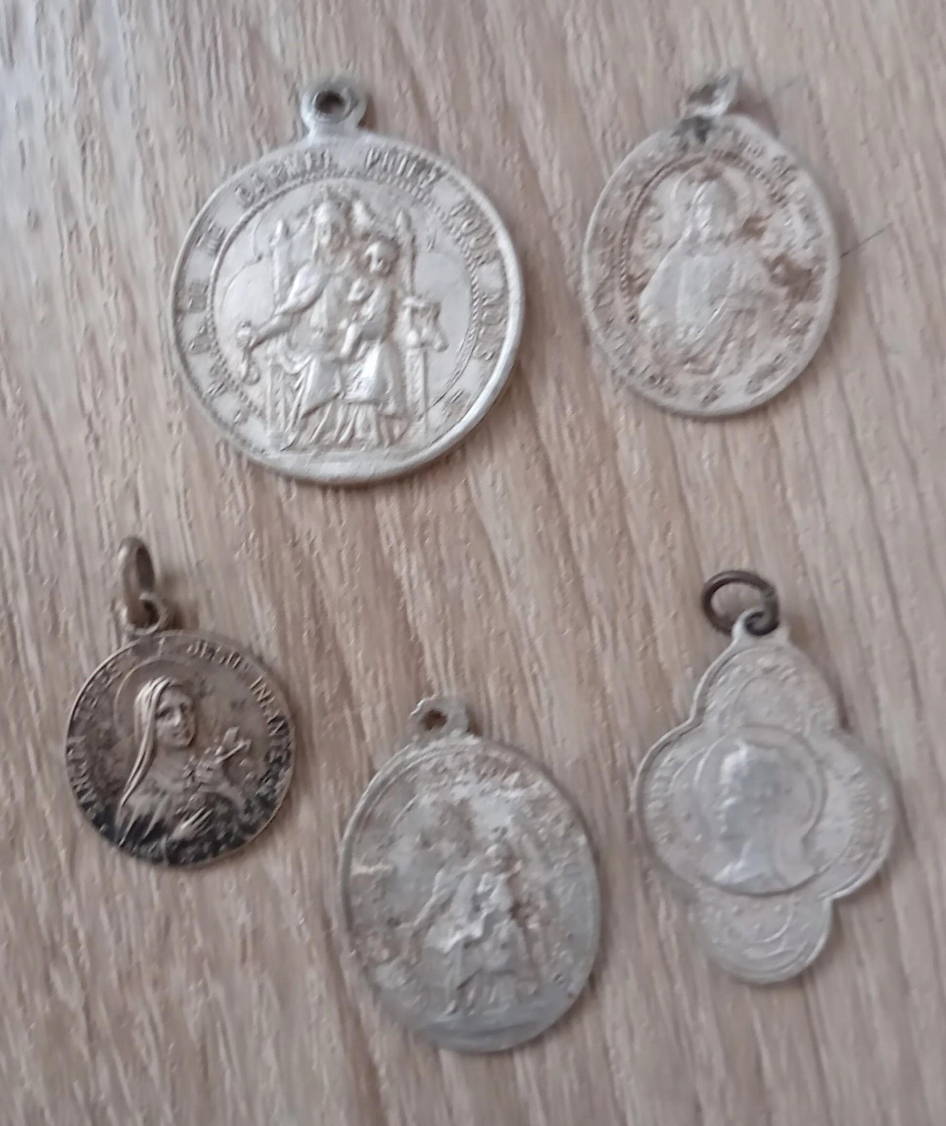 troc de troc lots de 5 médailles pendentifs religieuses image 0