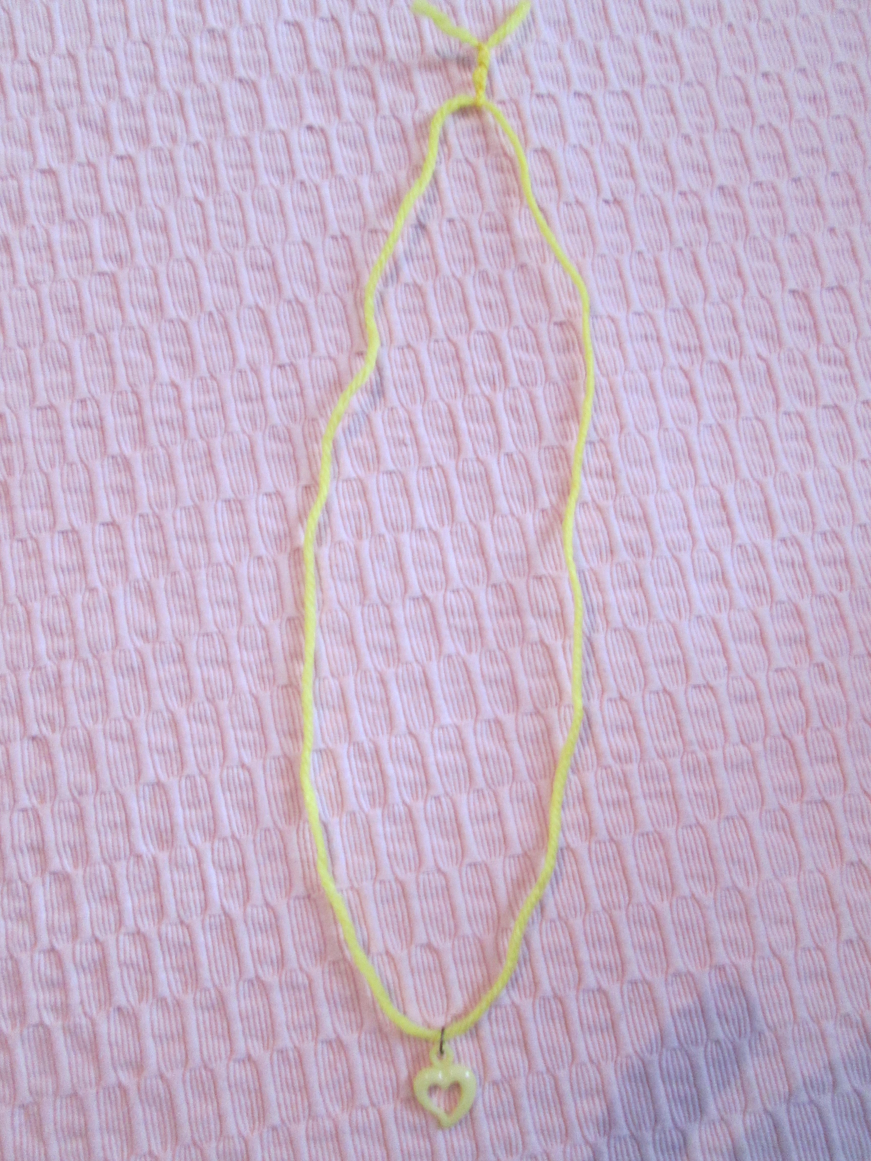 troc de troc collier coeur jaune. image 1