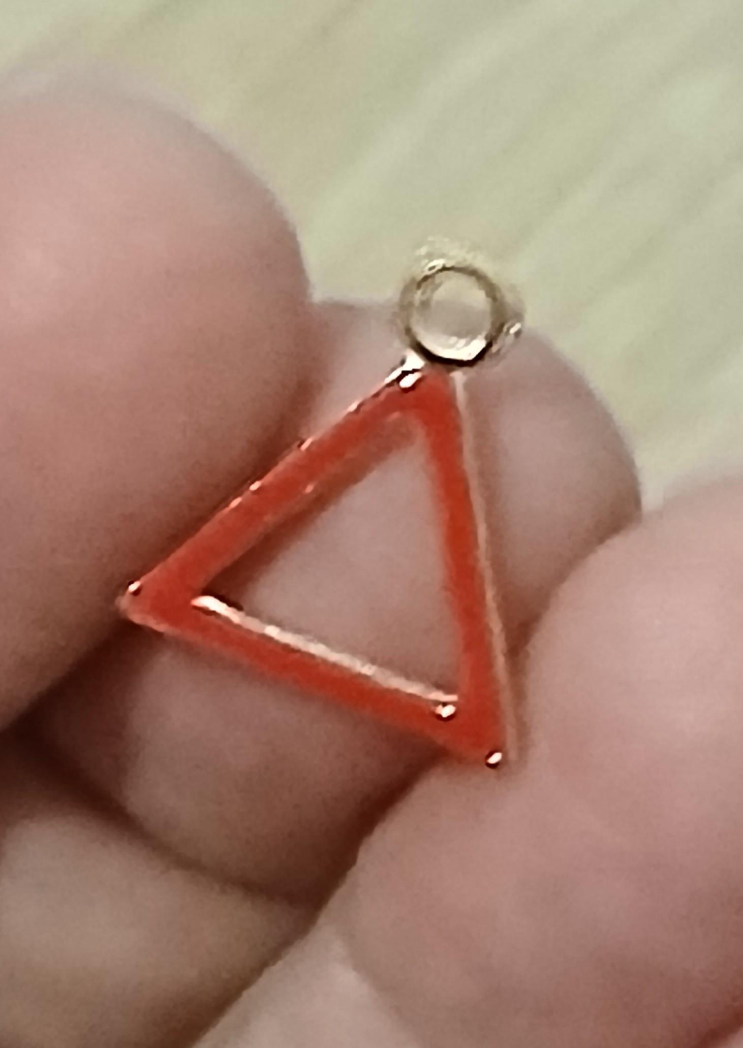 troc de troc reserver troqueuse un pendentif triangle image 0