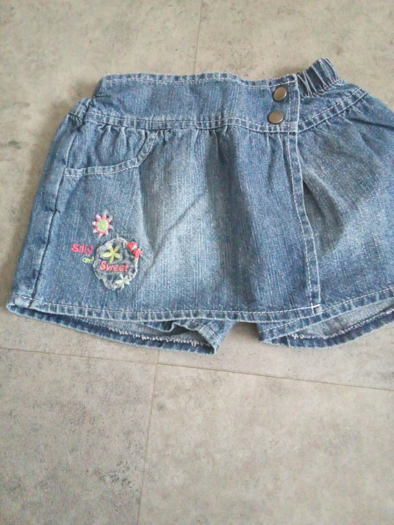 troc de troc jupe short en jeans marque loves tunes 1 an image 0