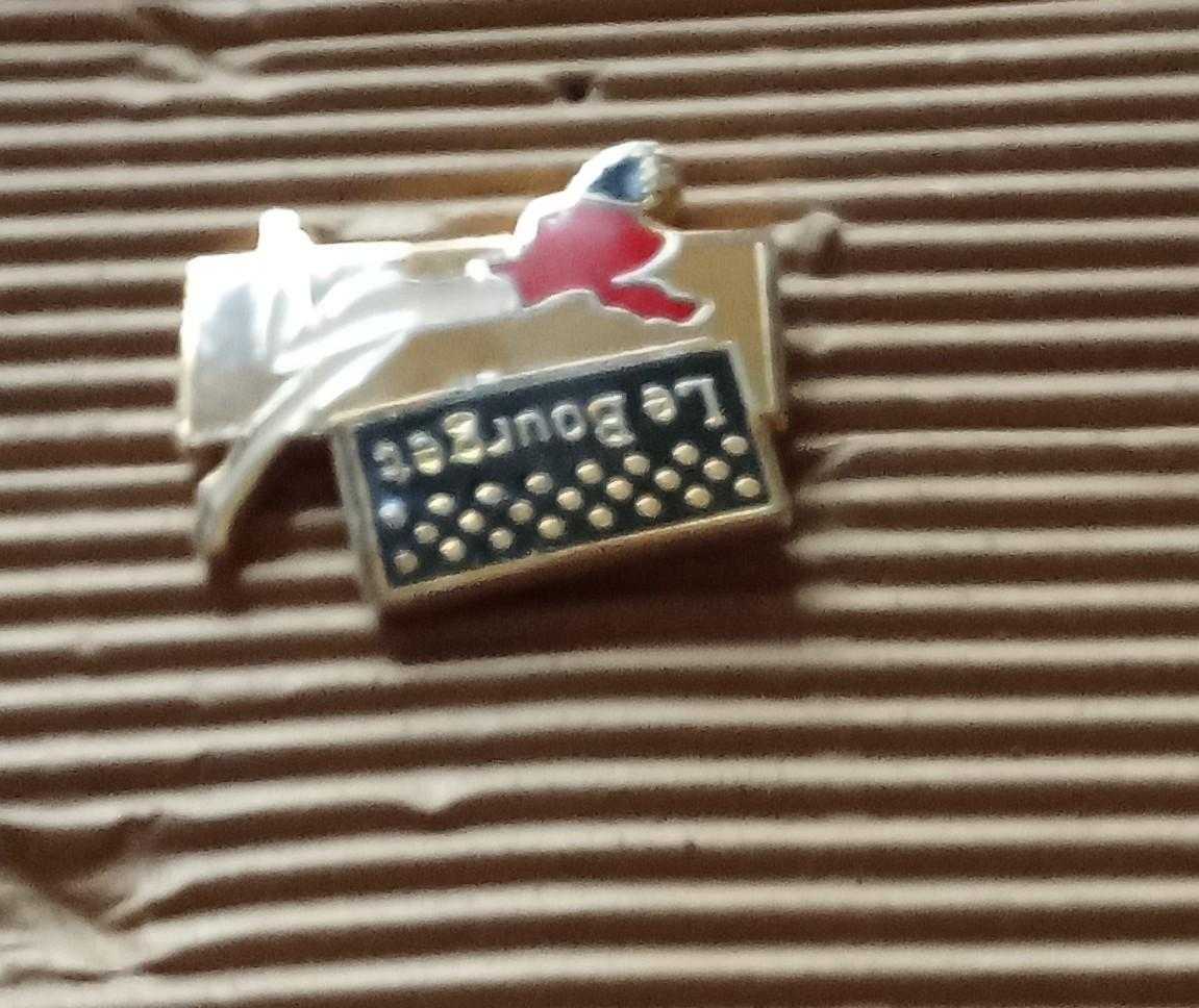 troc de troc pin's le bourget réserver lilas91 image 0