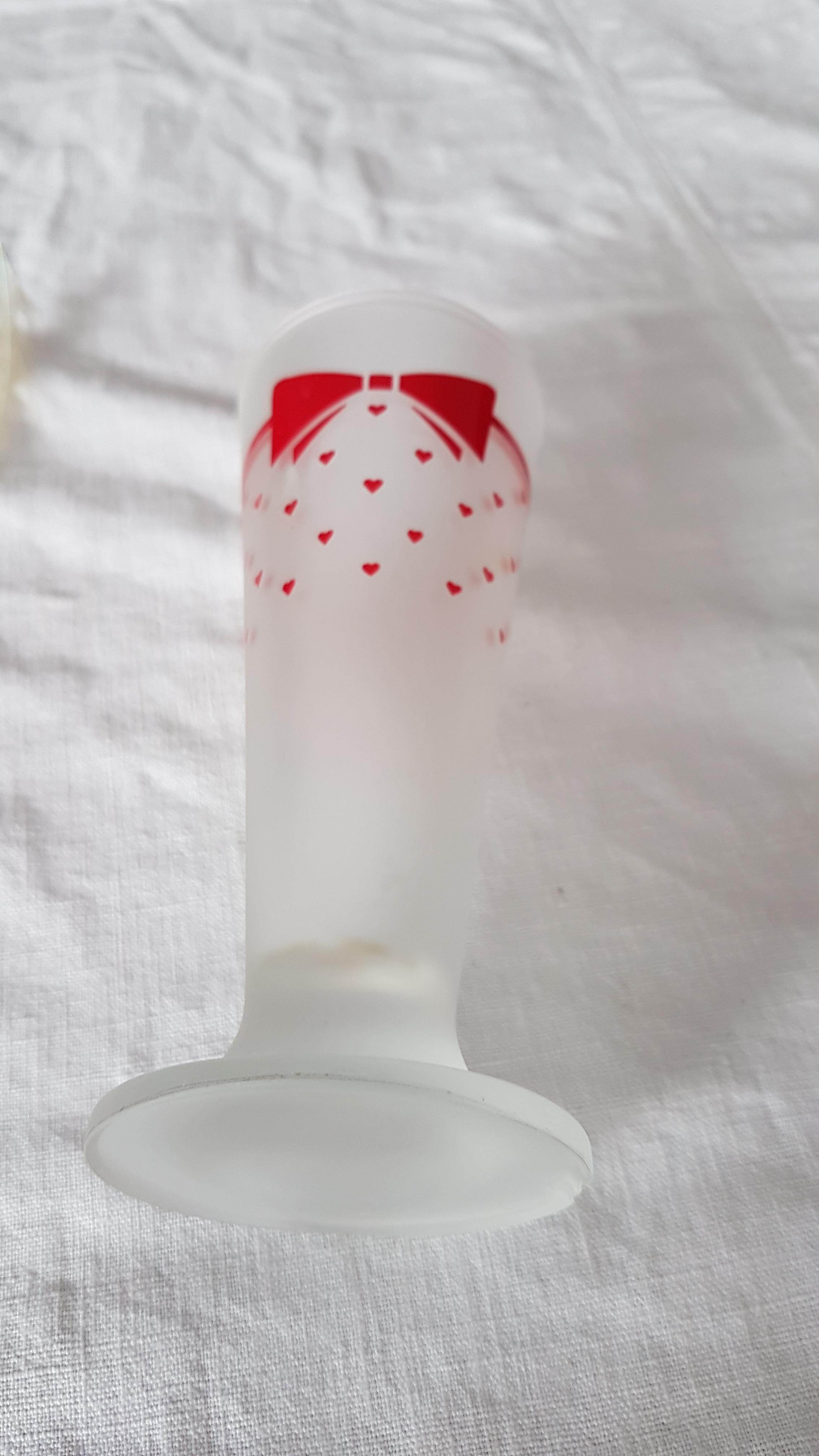 troc de troc petit vase en verre déco noeud rouge et petits coeurs. image 2