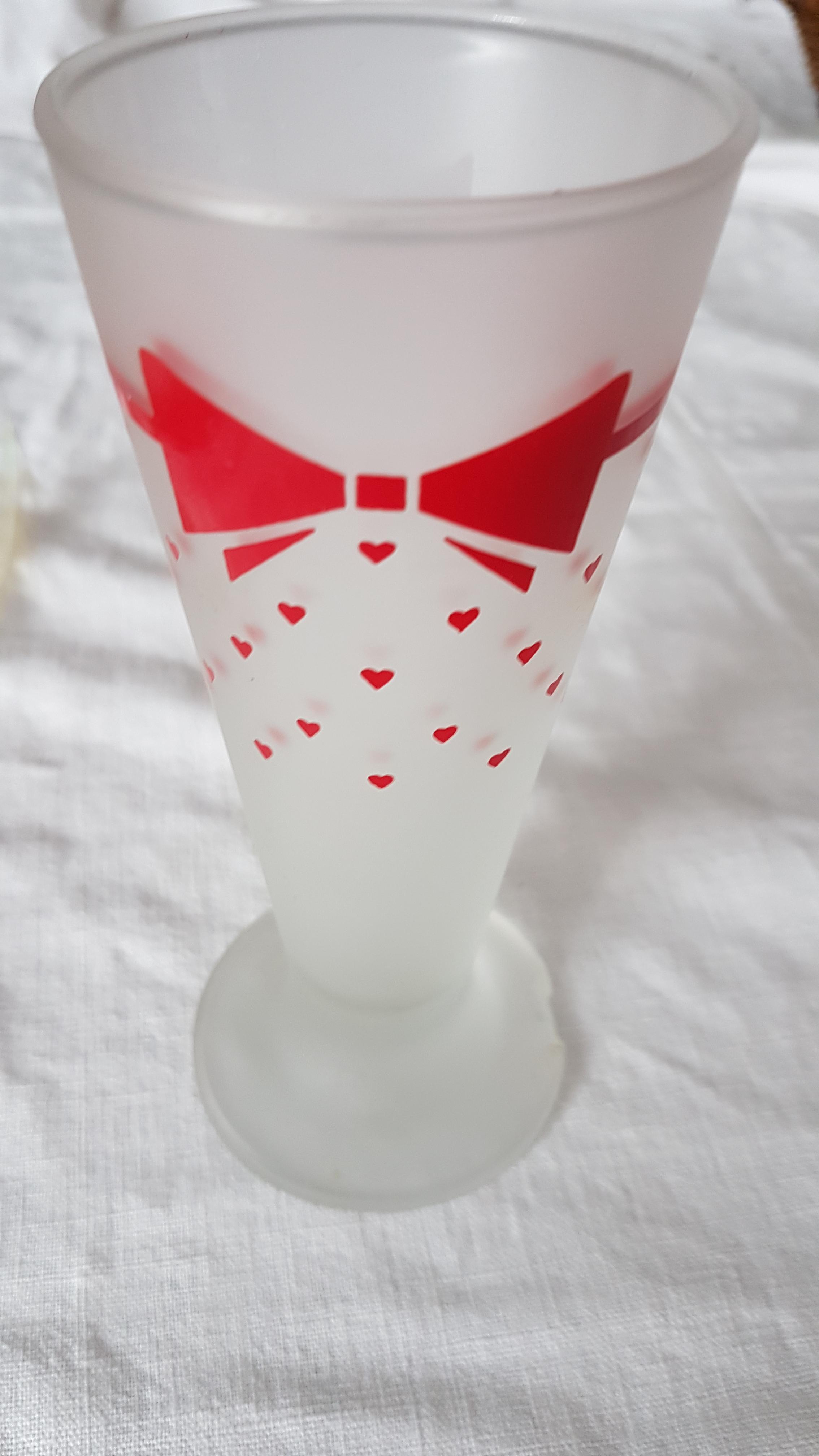 troc de troc petit vase en verre déco noeud rouge et petits coeurs. image 0