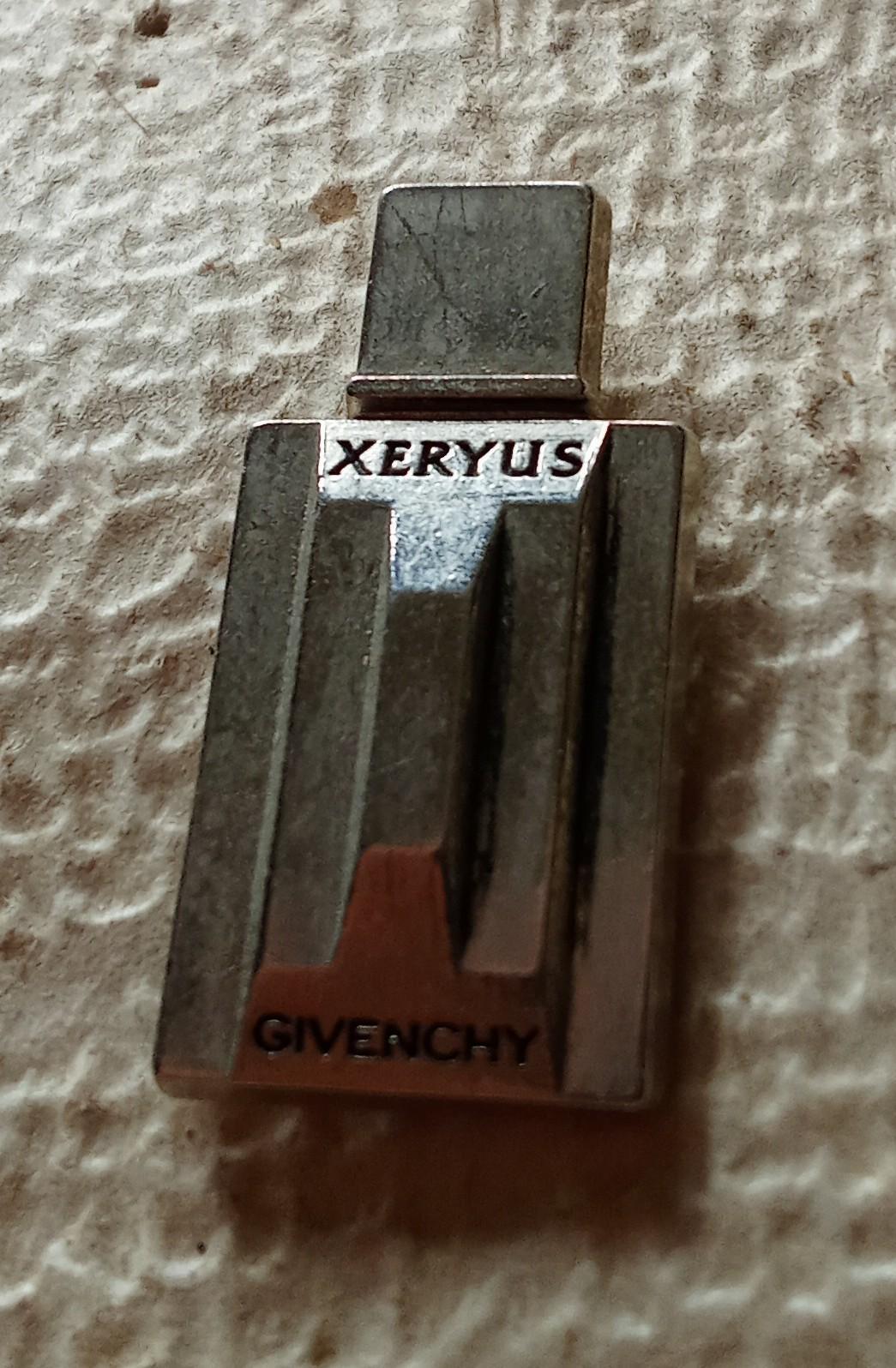 troc de troc pin's sans attache image 0