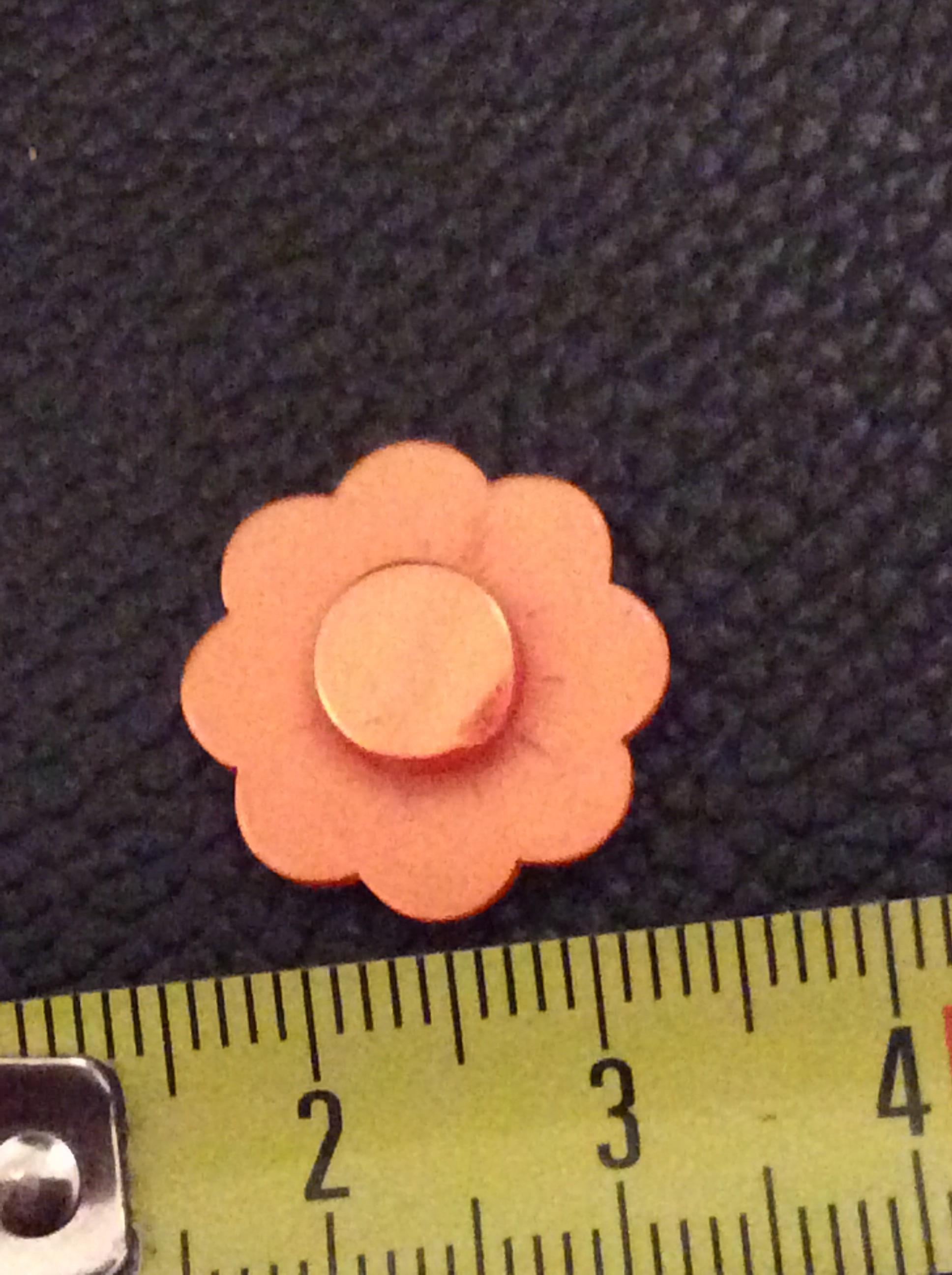troc de troc bouton fleur plastique 1,7cm années 80 90 image 1