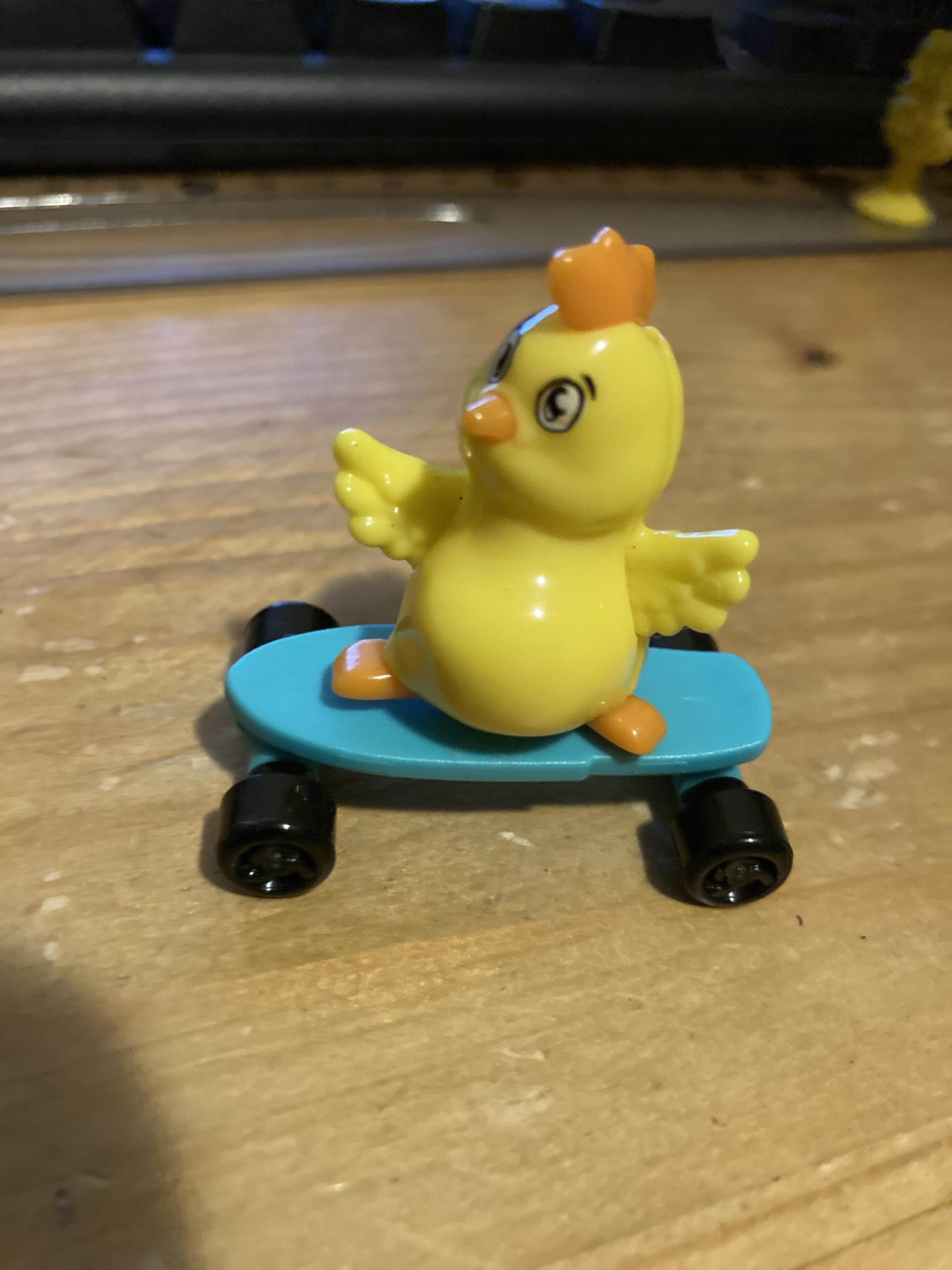 troc de troc réservé jouet kinder poussin sur planche à roulettes image 0