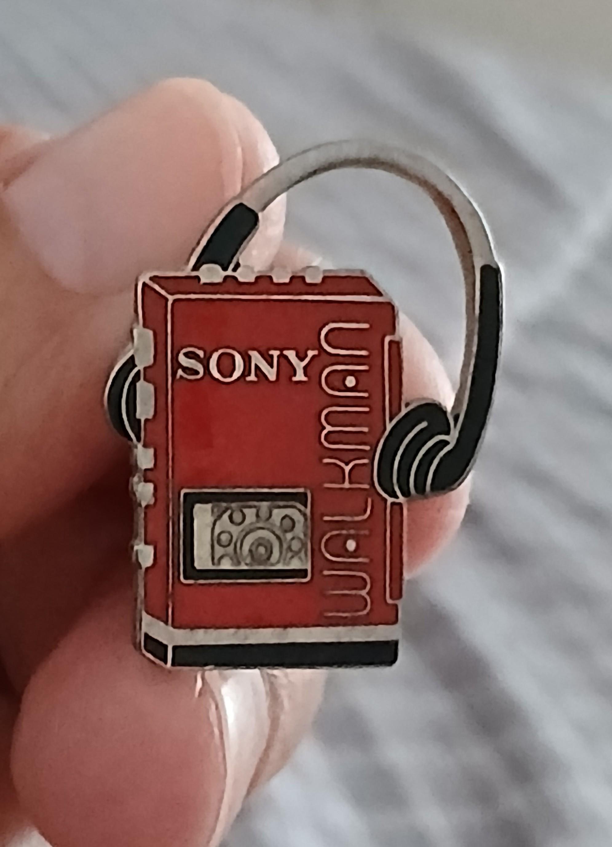 troc de troc n ' 14 reserver gigi un pins ' sony ' image 1