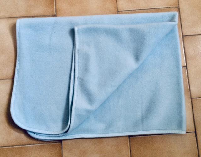 troc de troc couverture plaid bébé type polaire 100x70 cm - très bon état image 0