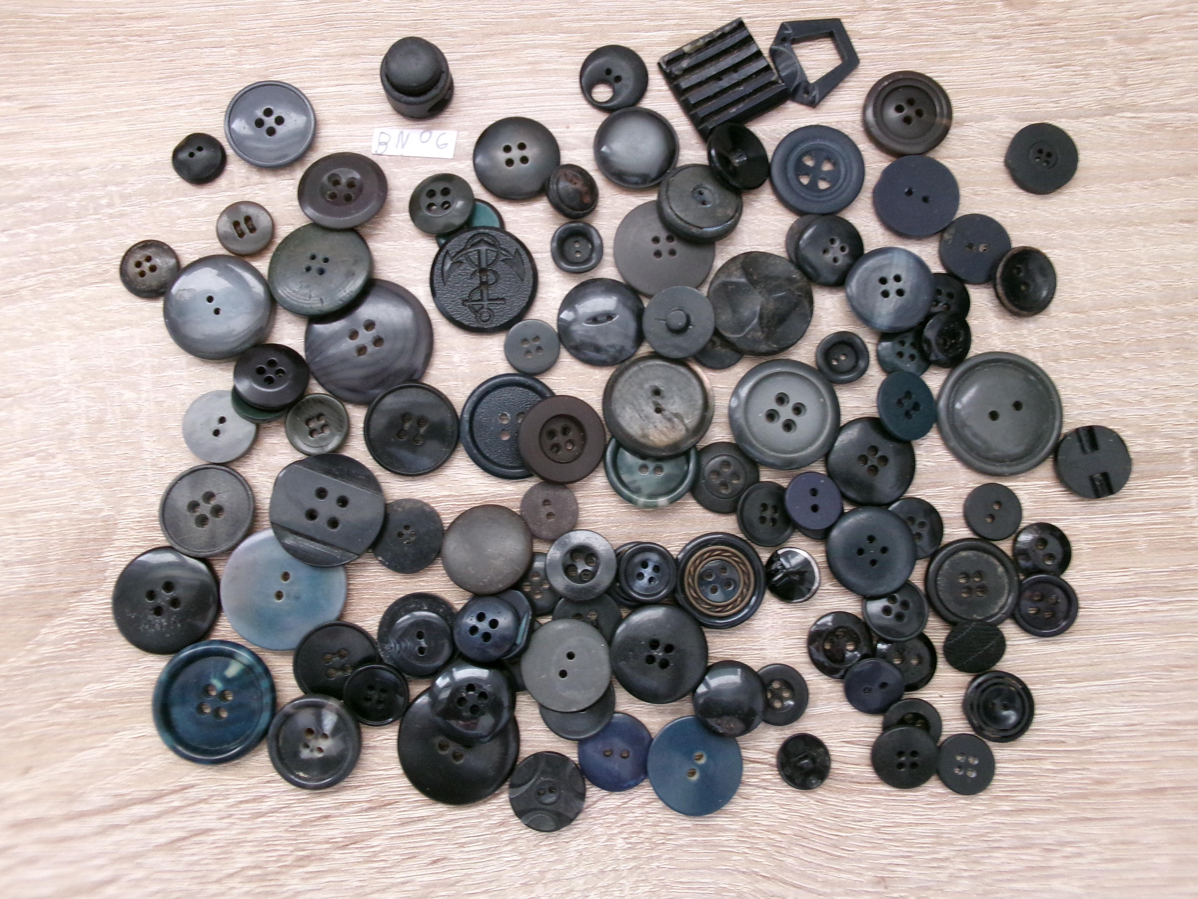 troc de troc réf bn6 lot boutons vintage noir et noir bleuté 4 , 2 et 1 trous image 0