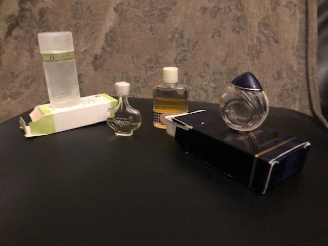 troc de troc pour fidjy : 4 petits flacons de parfum miniature vides image 0