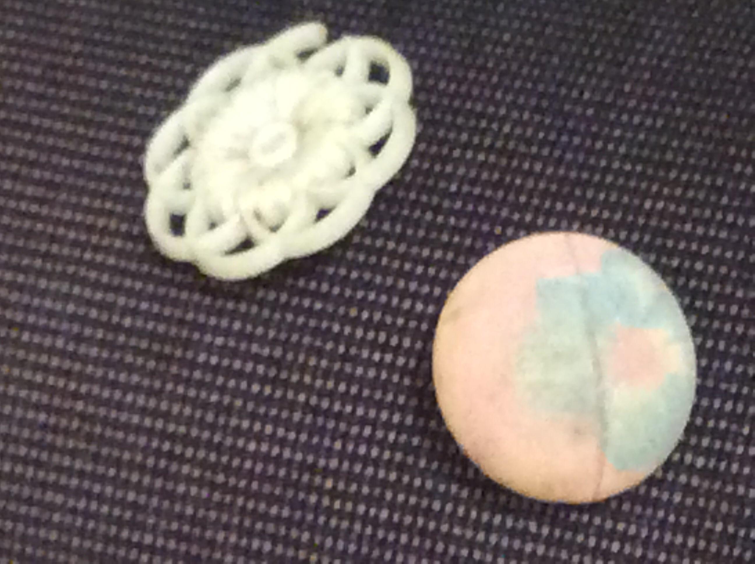 troc de troc 2 boutons 2 cm diamètre 1 en plastique l’autre en tissu image 0