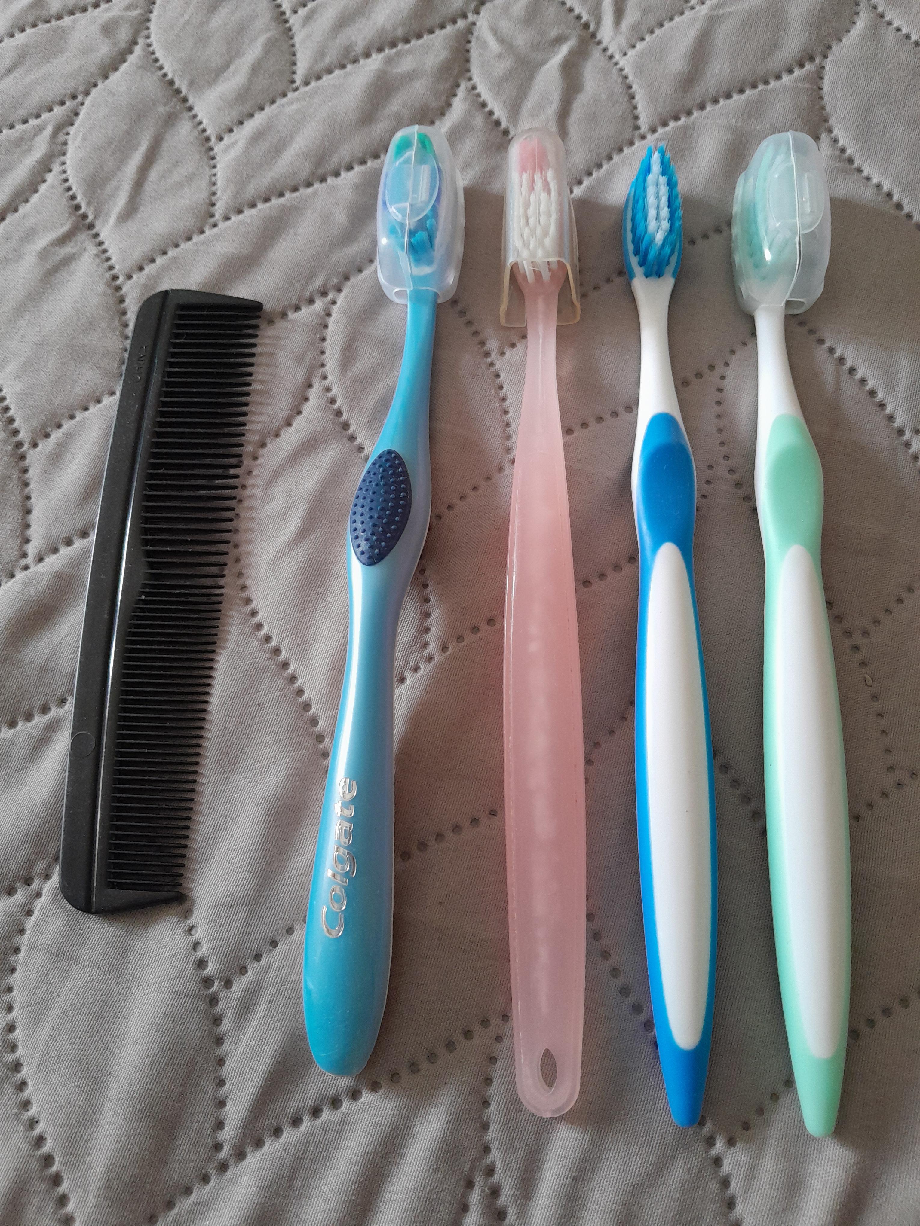 troc de troc lots de 4 brosses à dents et 1 peigne neuf image 0