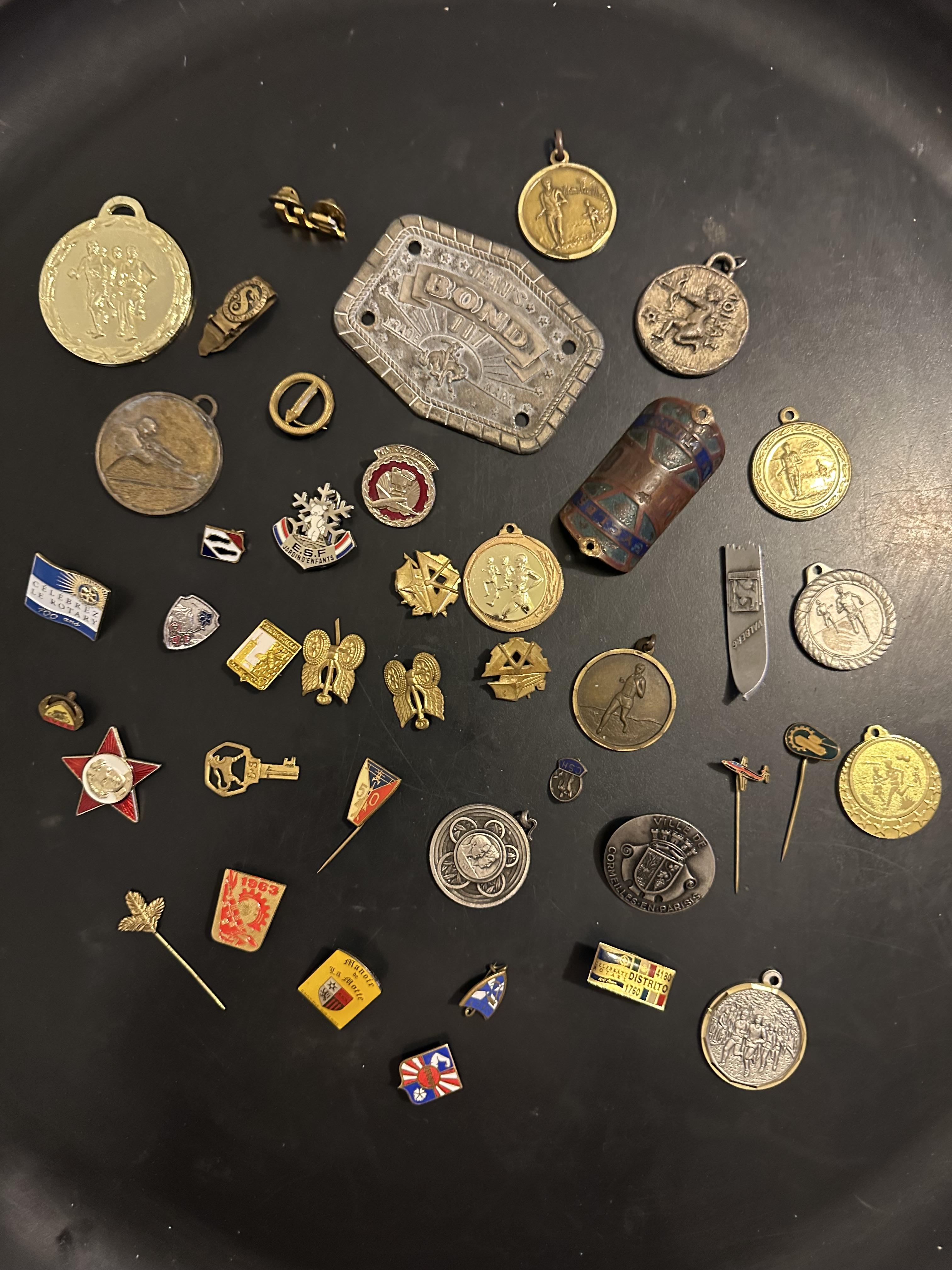 troc de troc lot de plaques épinglettes et divers ancien image 0