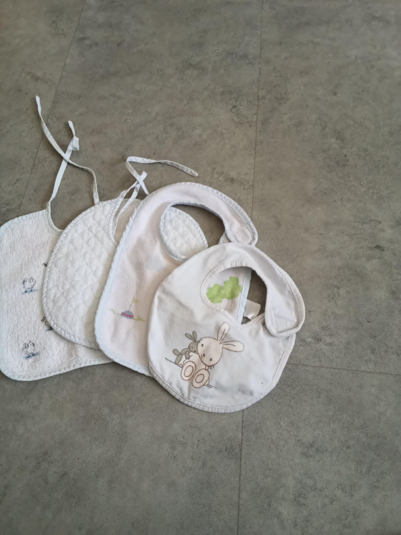 troc de troc 4 bavoirs mais deja servi image 1