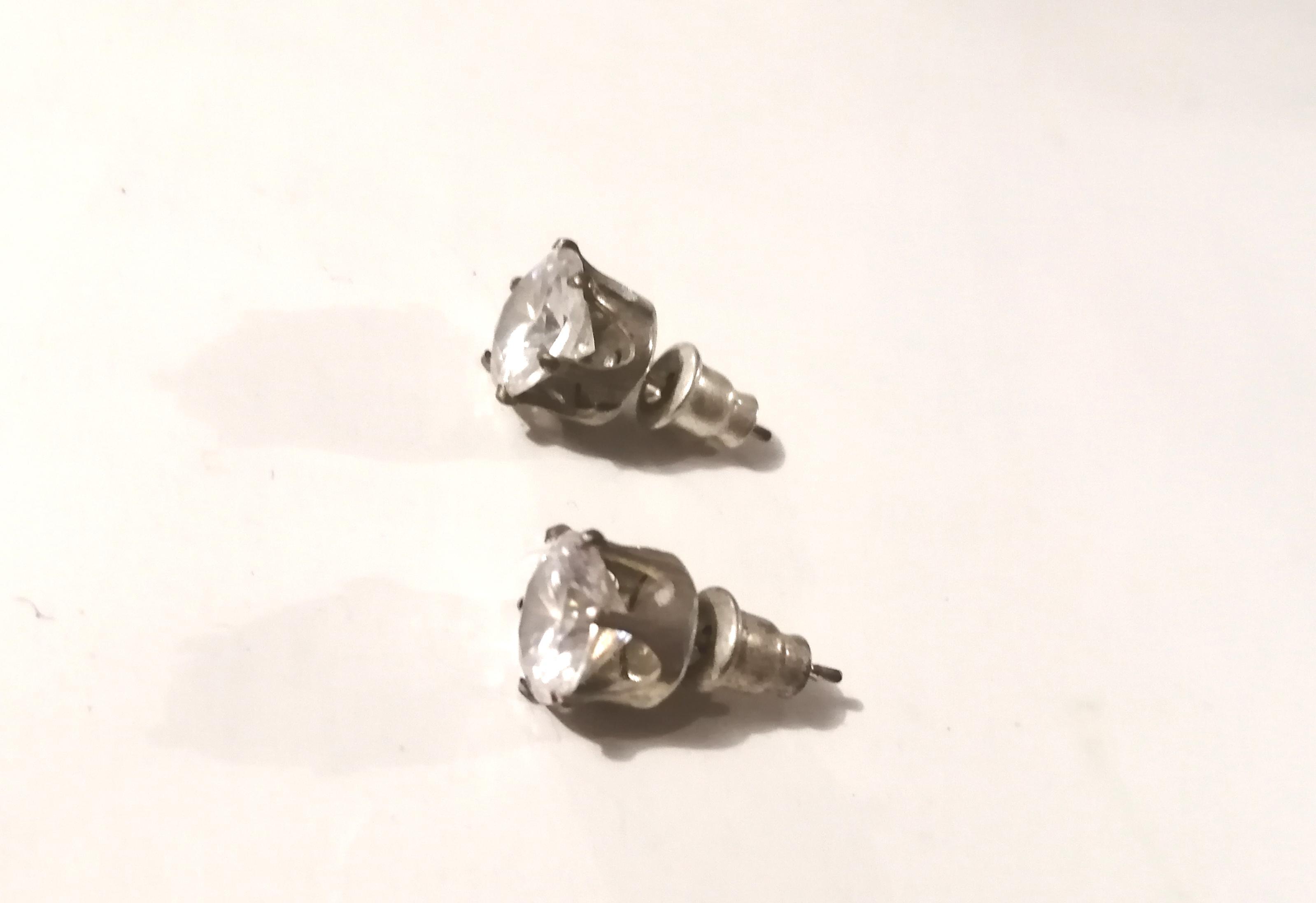 troc de troc clous d'oreilles style diamant (n° 1) image 0