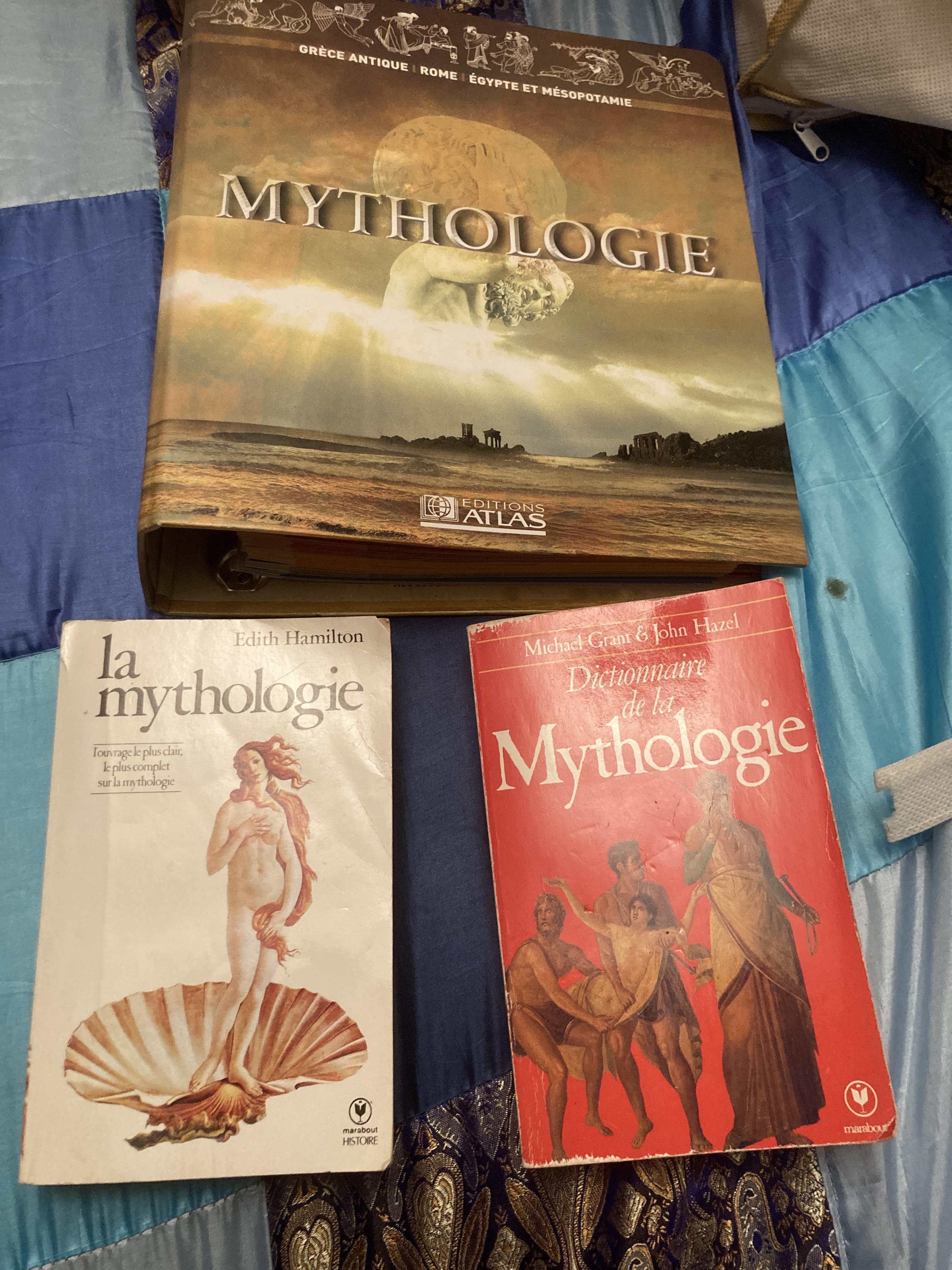 troc de troc lot livres et classeur sur la mythologie image 0