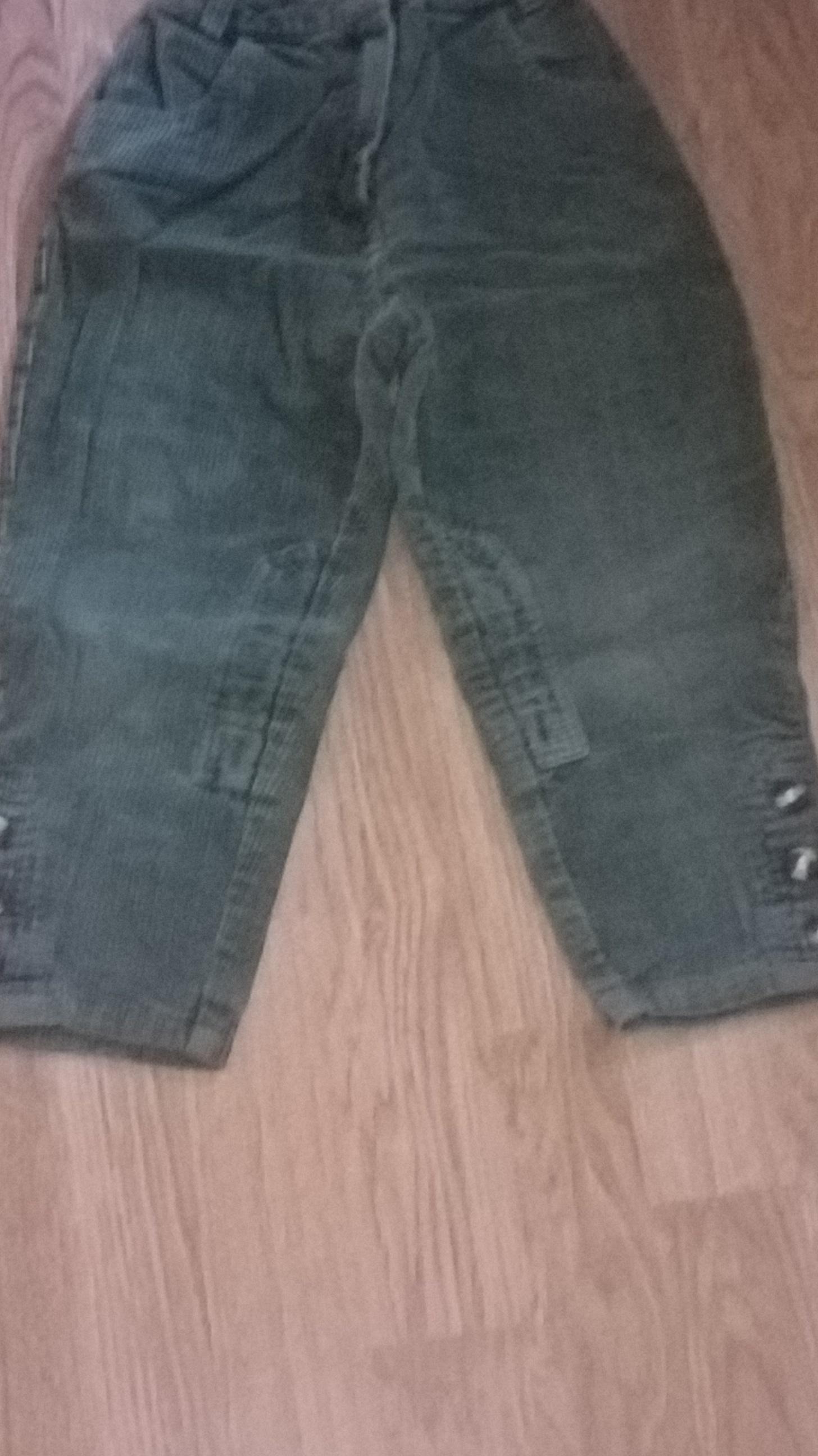 troc de troc pantalon velours vert taille 5 ans image 0