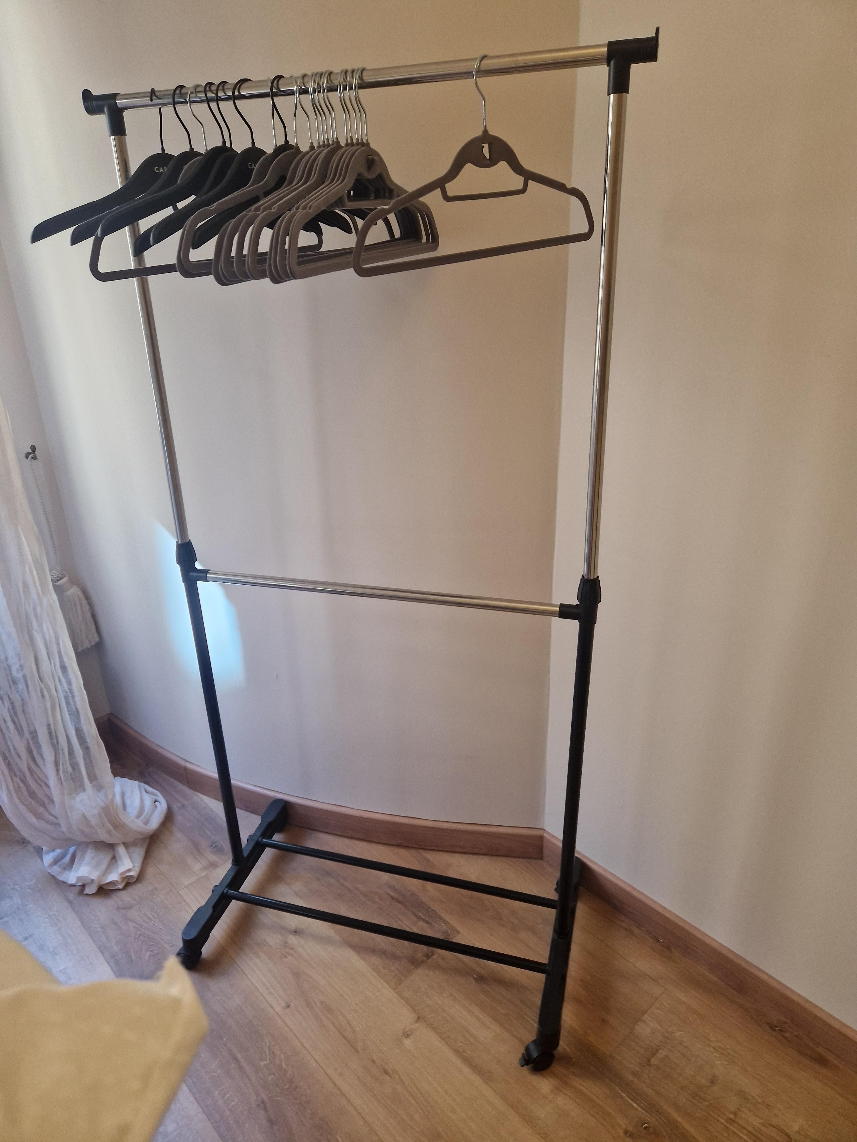 troc de troc portant à vêtements 2 niveaux sur roulettes – excellent état image 1